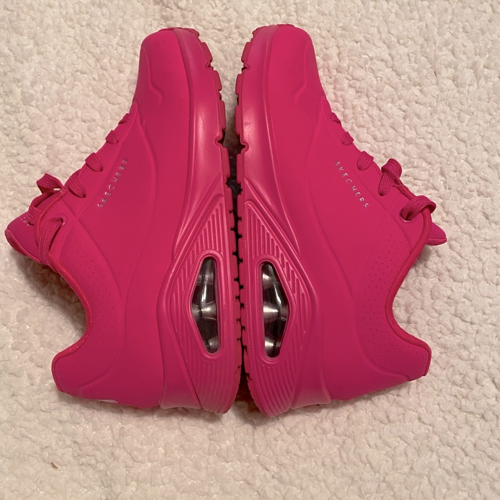 Pink sketchers uno